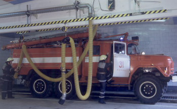 Гараж пожарной станции оборудован 2-мя рельсовыми системами удаления выхлопных газов «SBT-9-125-160». Вытяжной шланг «EH-125-10» с газоприемной наса